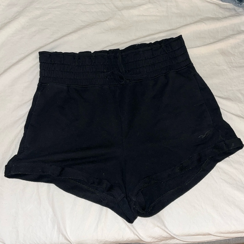 Black high waisted Hollister shorts with scrunch waist band